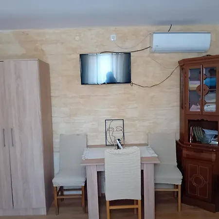 Zlatna Apartment *